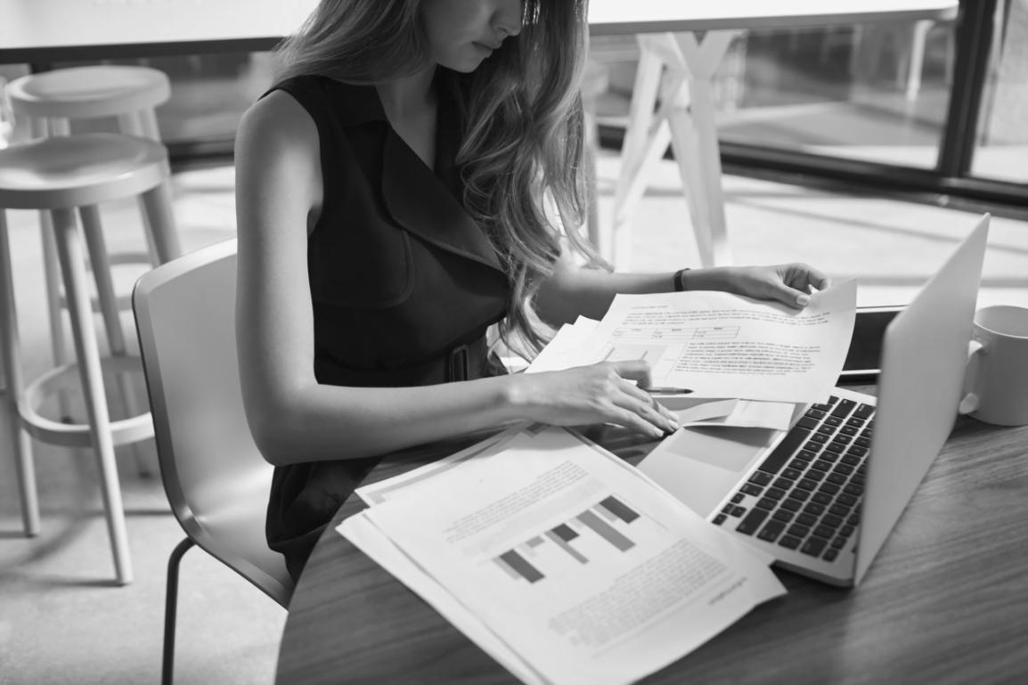 Participants engagés dans un séminaire d'écriture de scénario en ligne